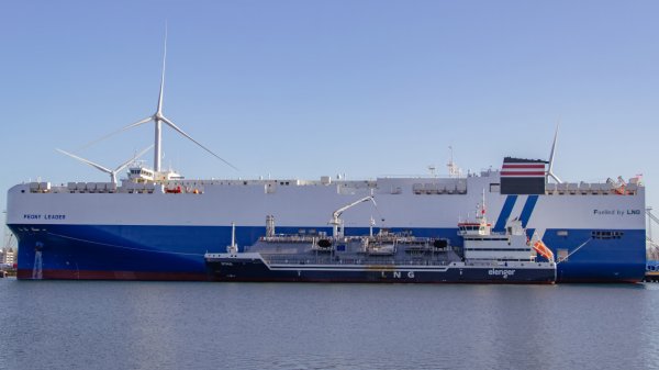 Titan Optimus alongside Peony Leader vessel.