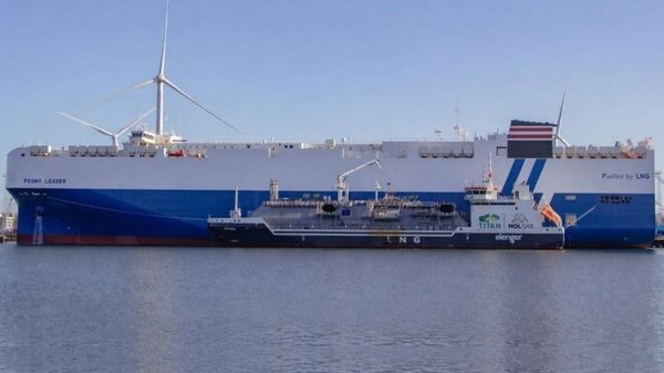 Titan Optimus alongside Peony Leader vessel.