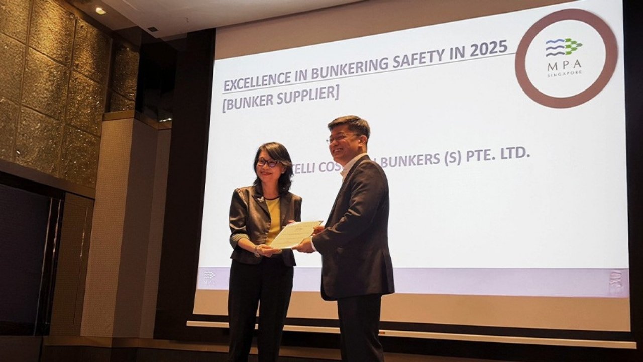Fratelli Cosulich receives MPA bunkering safety award.