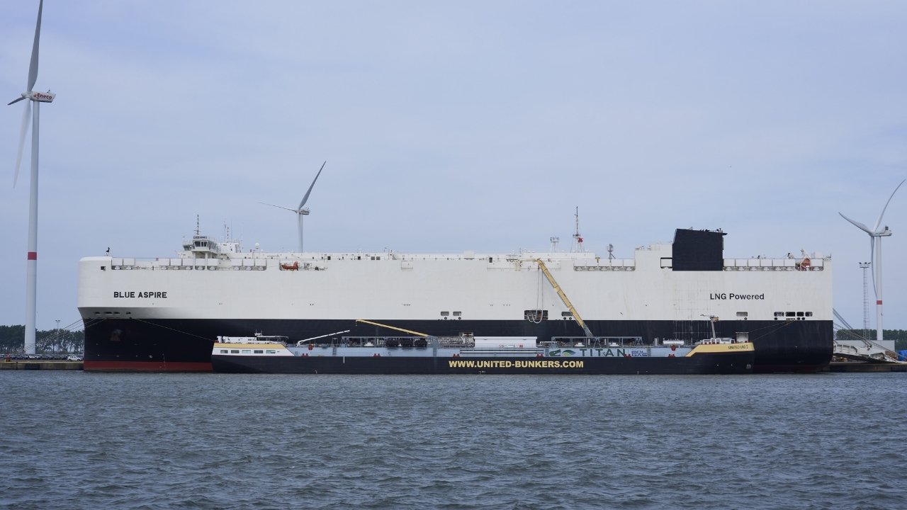United LNG I bunker vessel alongside Blue Aspire vessel.