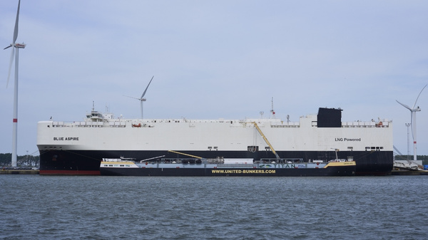 United LNG I bunker vessel alongside Blue Aspire vessel.