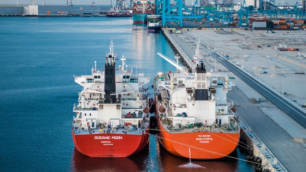 Oceanic Moon alongside Gas Utopia vessel.