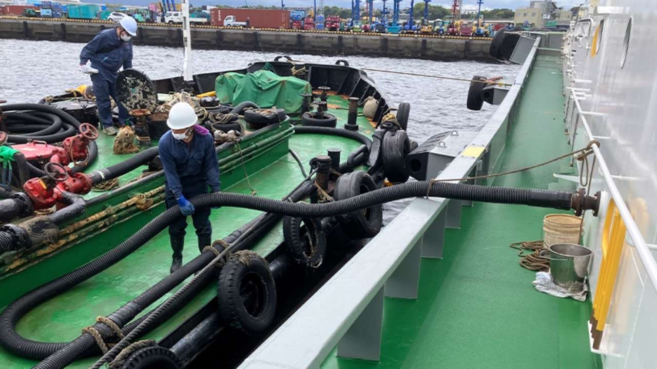 Ship-to-ship (STS) HVO supply at Keihin Port.