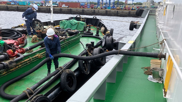 Ship-to-ship (STS) HVO supply at Keihin Port.