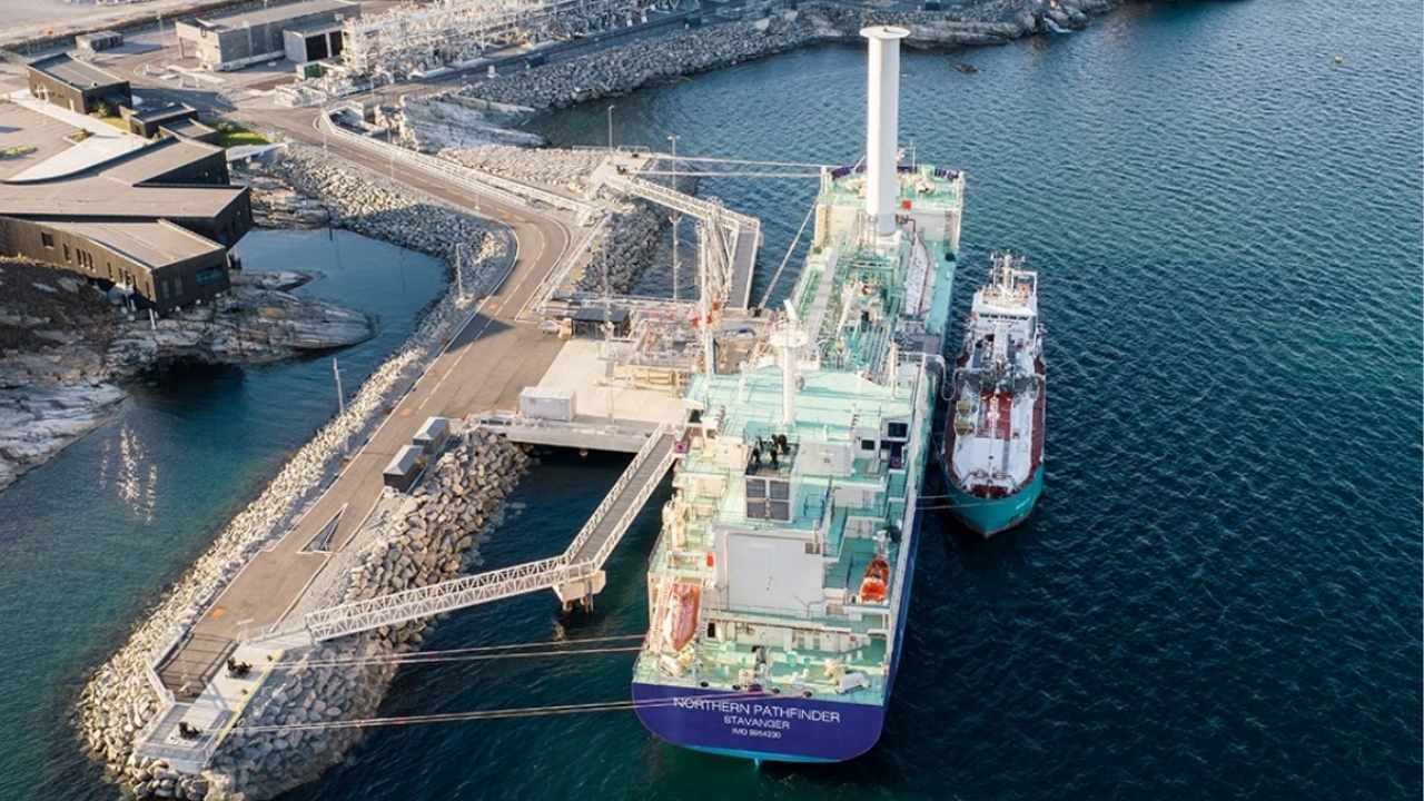 Northern Pathliner alongside Bergen LNG vessel.
