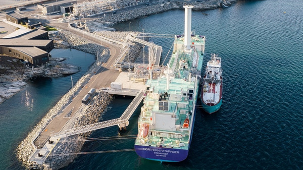 Northern Pathliner alongside Bergen LNG vessel.