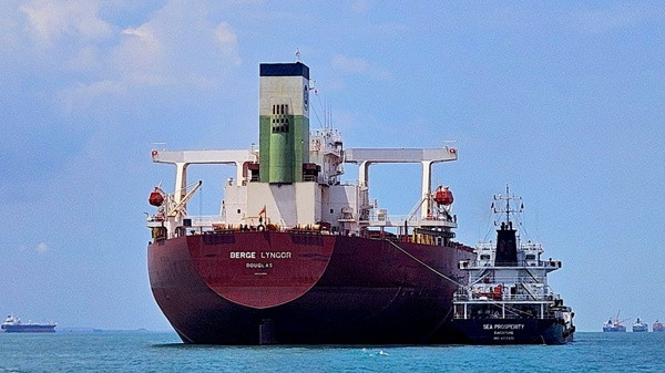 Berge Lyngor alongside Sea Prosperity vessel.