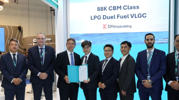 AiP award ceremony for an 88,000 cubic metre dual-fuel VLGC.