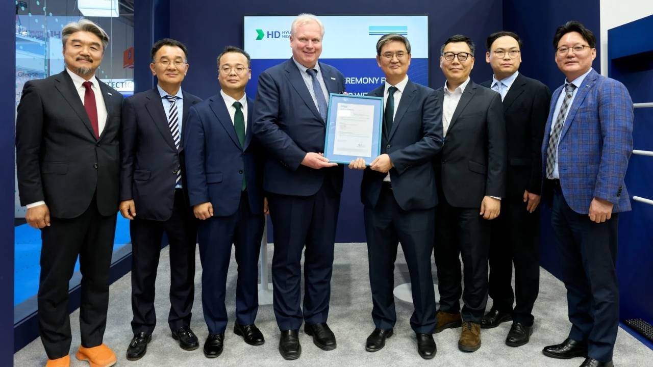 AiP award ceremony for LPG dual-fuel 1,400-teu container vessel design.
