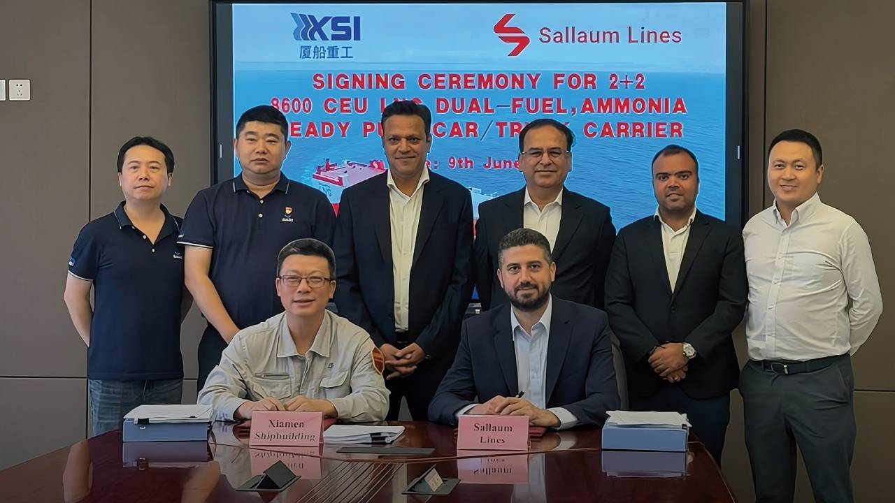 Signing ceremony for 8,600-ceu dual-fuel PCTCs.