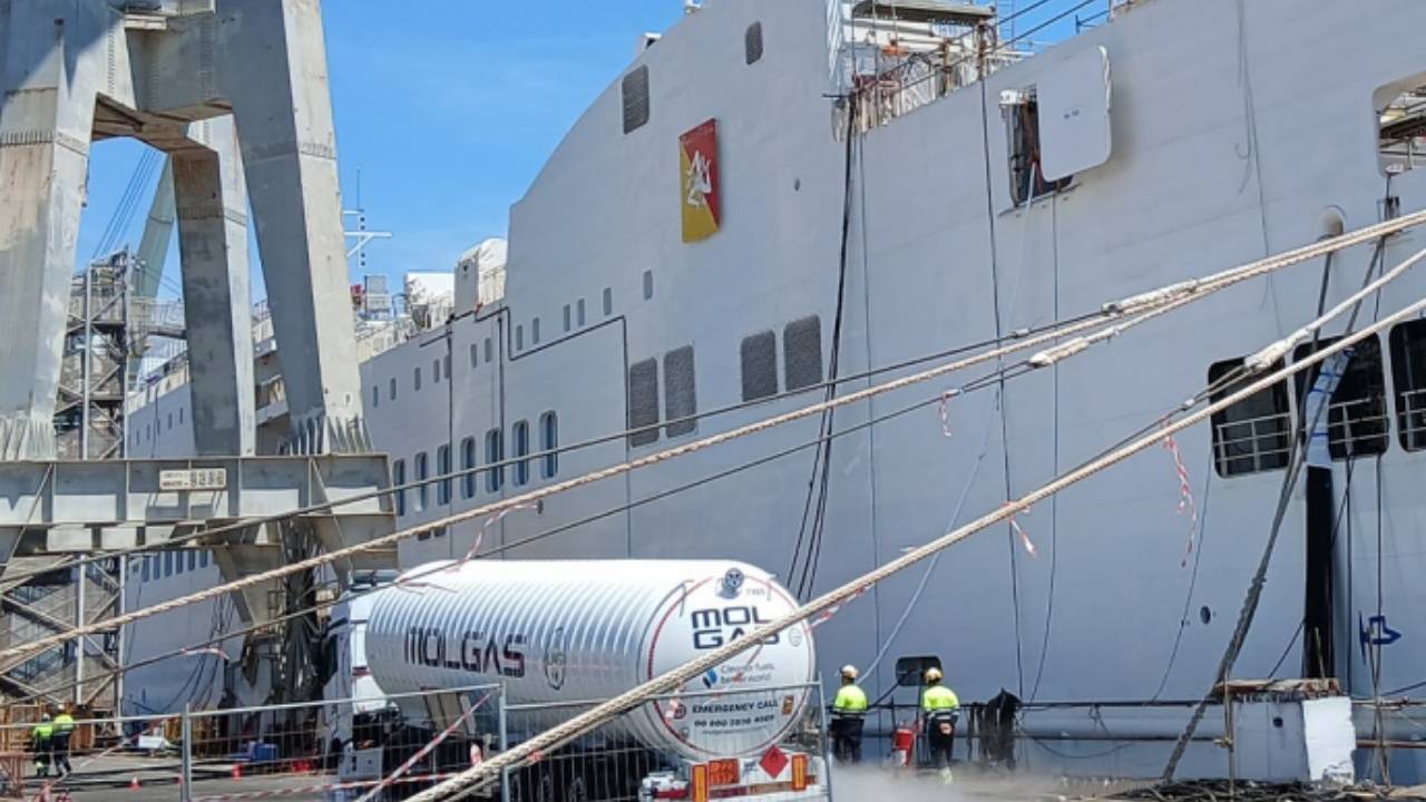 Truck-to-ship (TTS) LNG bunkering at Port of Palermo.
