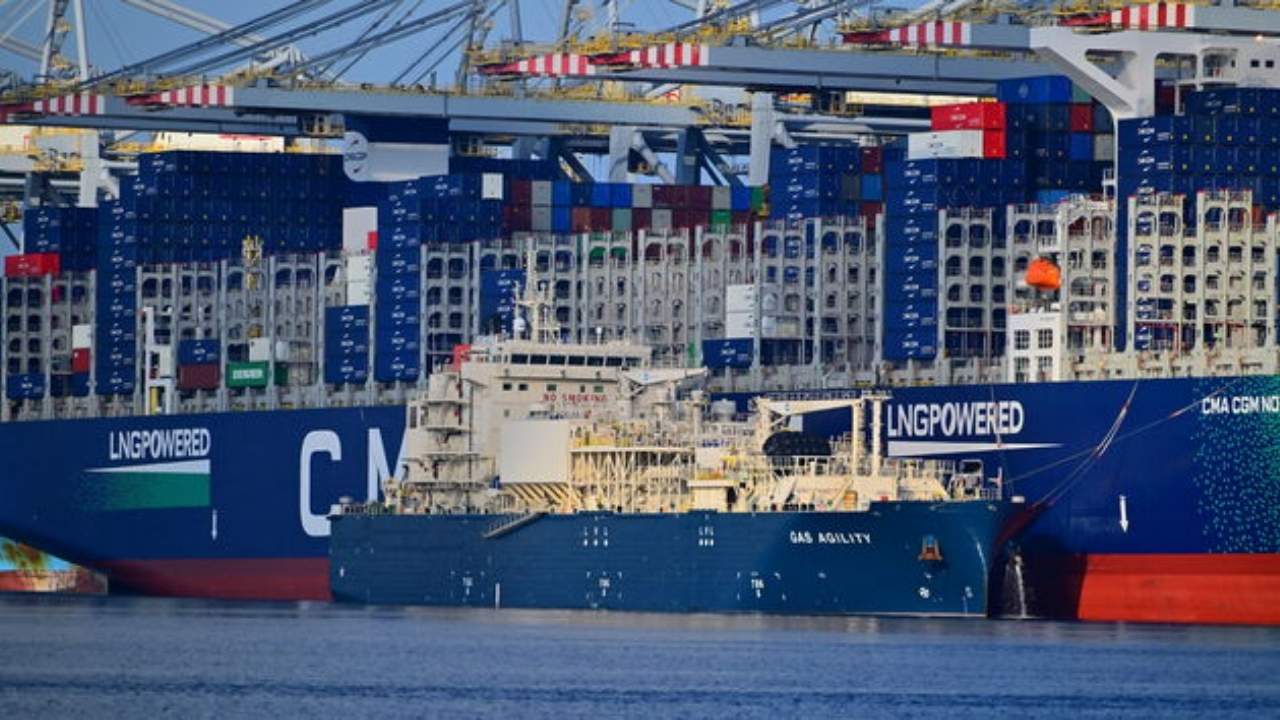 CMA CGM Notre Dame and Gas Agility ship-to-ship (STS) bunkering operation.