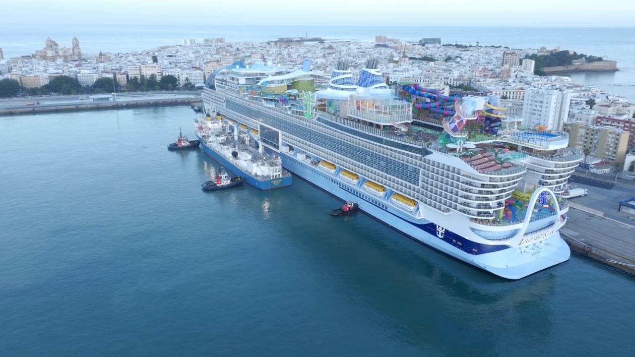 Levante LNG and Legend of the Seas STS bunkering operation.