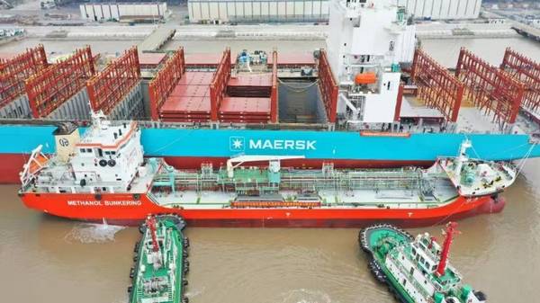 Maersk Flinders and Jia Chen 17 STS bunkering operation.