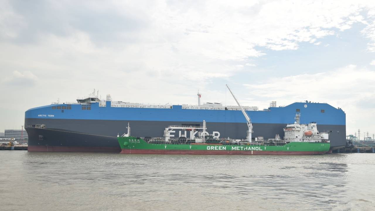 Arctic Tern and Hai Gang Zhi Yuan STS bunkering operation.