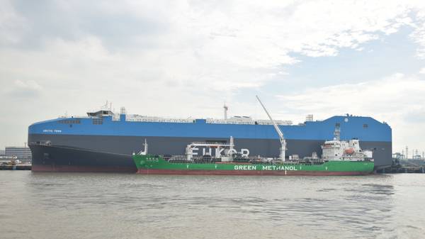 Arctic Tern and Hai Gang Zhi Yuan STS bunkering operation.