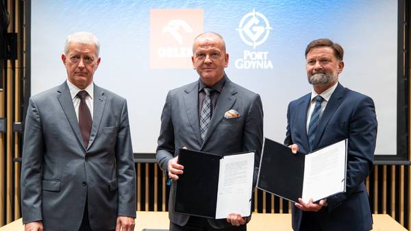 Orlen and Port of Gdynia partnership signing.