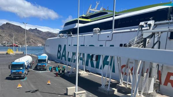 Mercedes Pinto truck-to-ship (TTS) bunkering at S.C. de Tenerife.