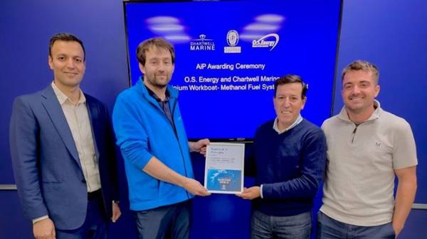 AiP award ceremony for methanol-fuelled catamaran concept.