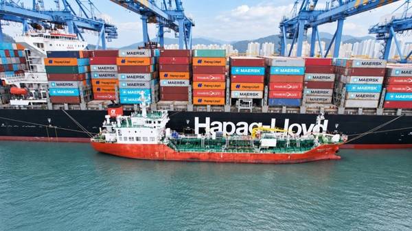 Hapag-Lloyd vessel Seaspan Amazon during a bunkering operation.