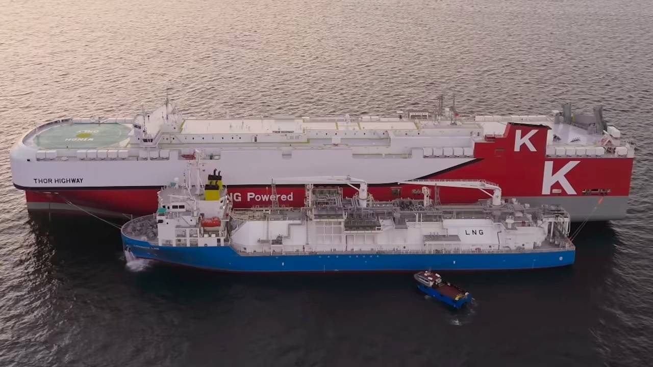 Ship-to-ship (STS) LNG bunkering operation at the Port of Sagunto.