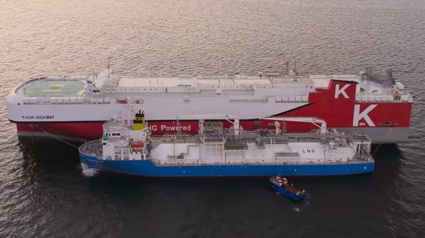 Ship-to-ship (STS) LNG bunkering operation at the Port of Sagunto.