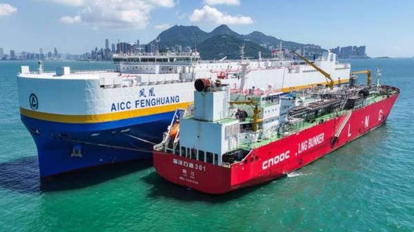 Haiyang Shiyou 301 ship-to-ship (STS) LNG bunkering operation.